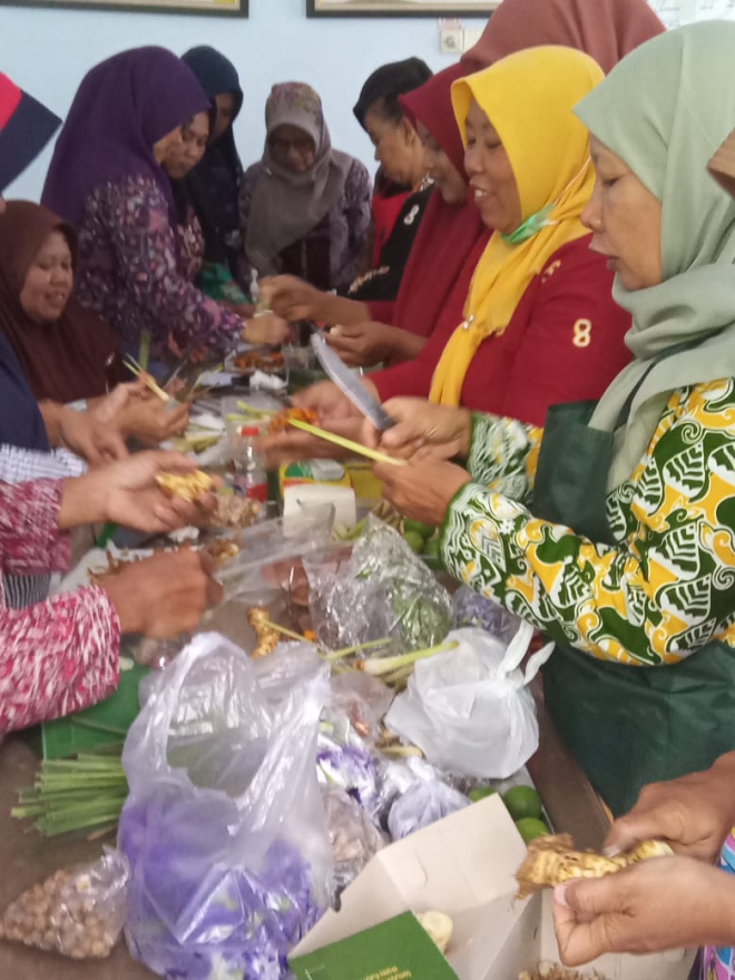 Kelompok Toga Kalurahan Hargorejo Mengikuti Pelatihan Praktik Membuat Minuman Herbal